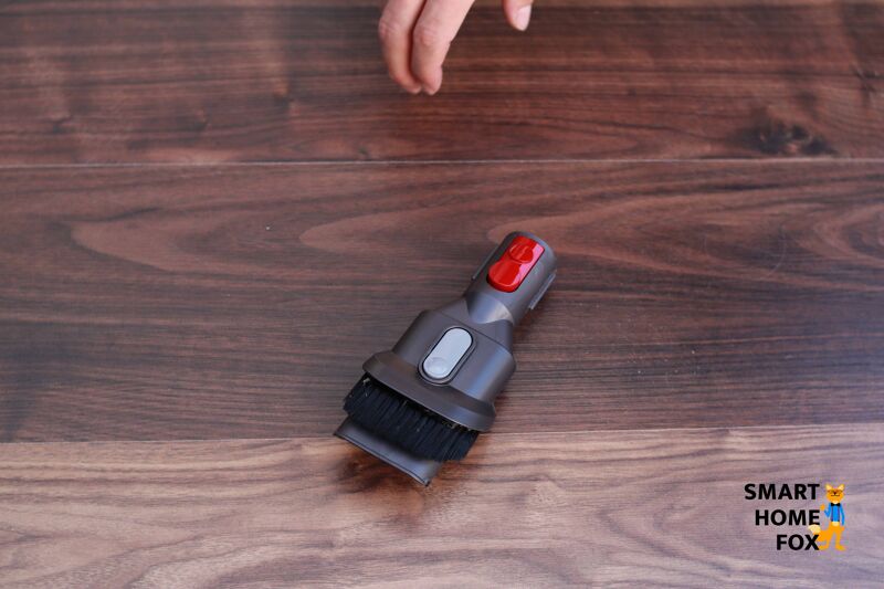 Das Multitool des Dyson V7 Motorhead mit eingefahrener Bürste